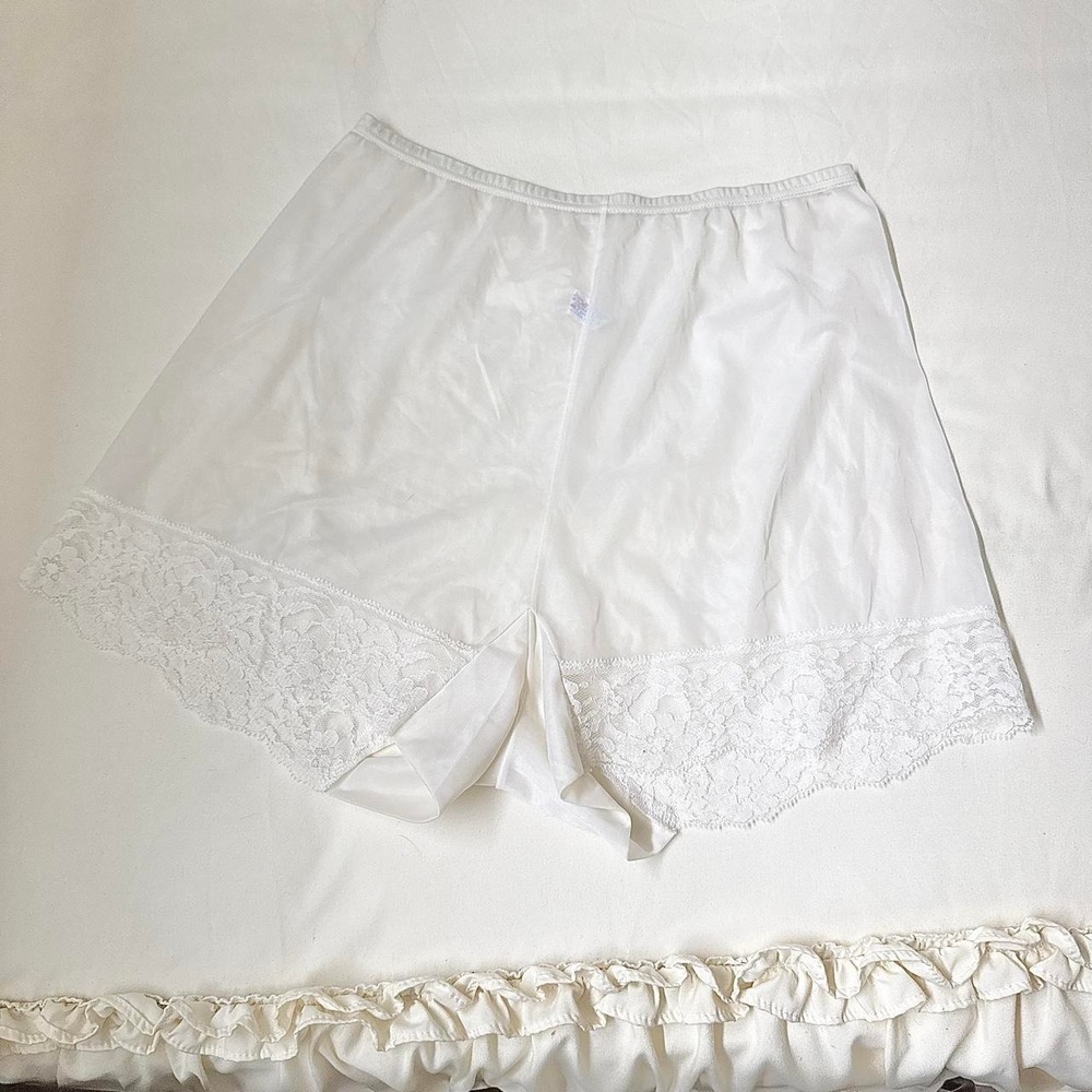 80s Vanity Fair size 6 white satin tap bloomer shorts with